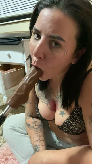 MzKiTTy91: Pawg milf gibt schlampigen blowjob auf bbc-dildo