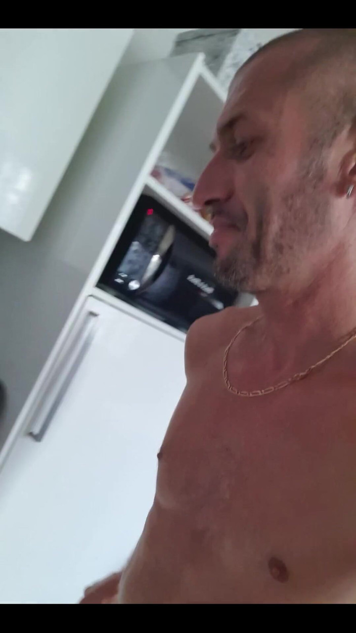 Boy jerking off: Домашняя уборка