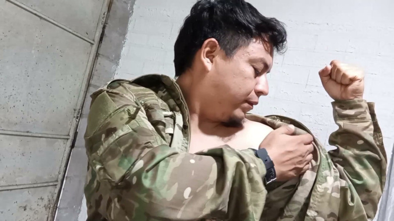 Papuchopop: Cara tático puro puxando seu pau militar