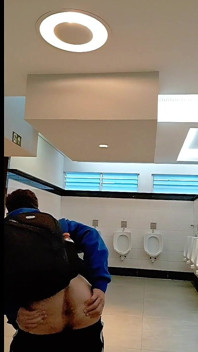 Ich wurde erwischt, als ich auf der männer-toilette mit einem weichen schwanz angetreten bin und fast rausgespritzt worden