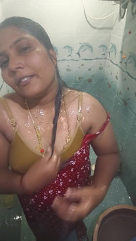 シャワーを浴びるデジの女性