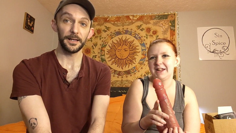 Sin Spice by Sophia Sinclair and Jasper Spice: Logyny Horkable Skin Sací pohár dildo rozbalení a masturbace