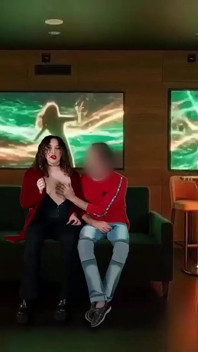 Moi, Le Responsable Du Club De Karaoké, Et Mon Mari Filmons Tout