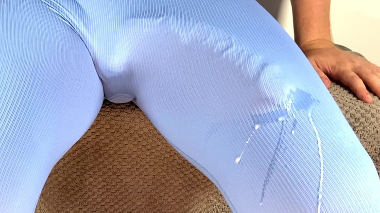 Lucas Nathan King: Sborrata di cazzo mostruoso in leggings attillati