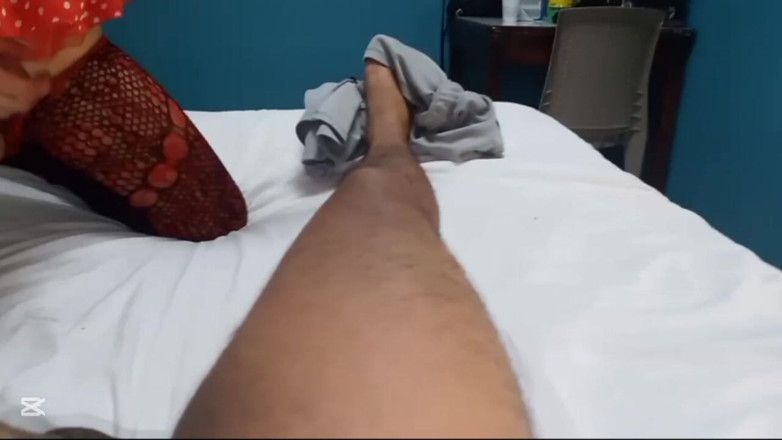 Ladyboy69: Une trans s’enfile toute sa bite dans sa bouche
