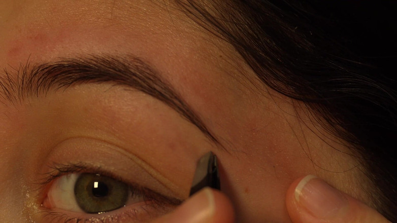 AmayaMori: 我要用眉毛镊子我的眉毛，这样它们看起来不错，玩得开心：）