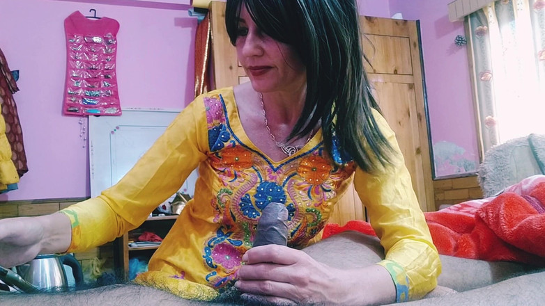 Bolly Karma: Hijastro puso un pie en la boca de la madrastra...