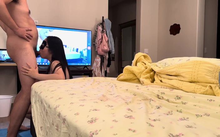 SquishMallow3328: Seksi Çinli tanrıça televizyonda domalarak sikilirken kendini izlerken yoğun çığlık çığlığa orgazm oluyor