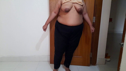 Aria Mia: Empleada sexy se desnuda y sacudiendo enormes tetas para seducir...