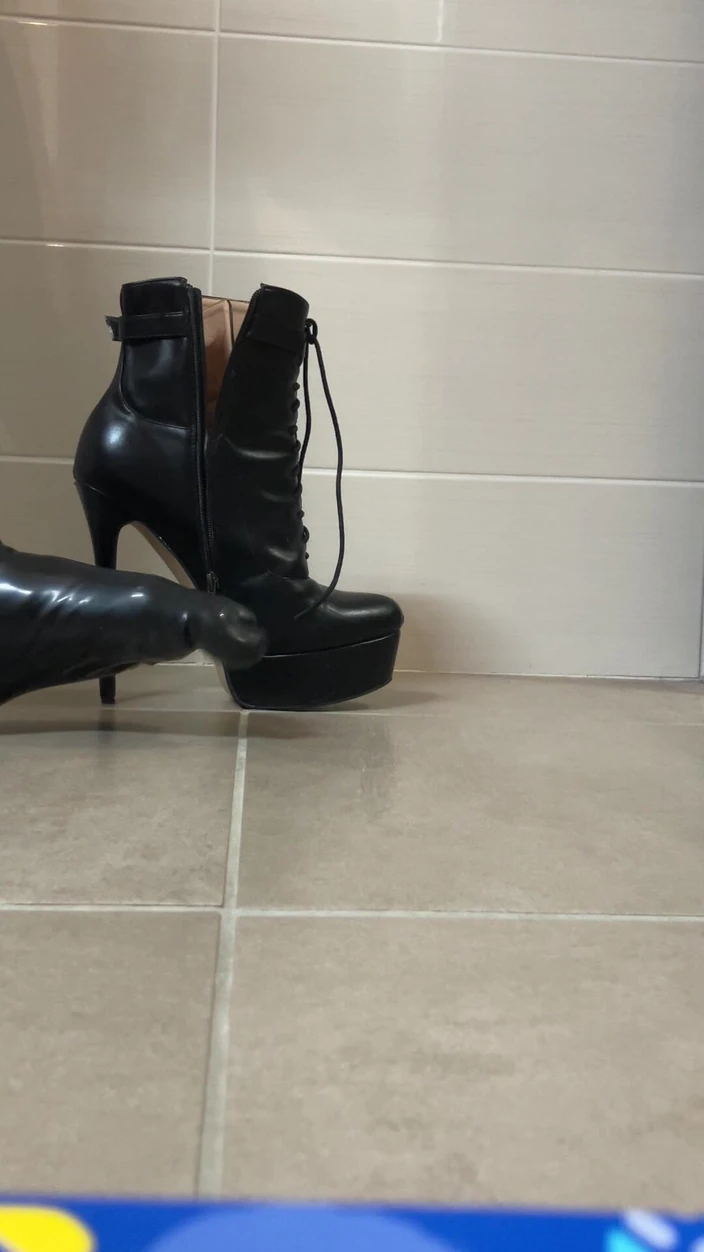 Celiasm: Латексный носок на высоком каблуке