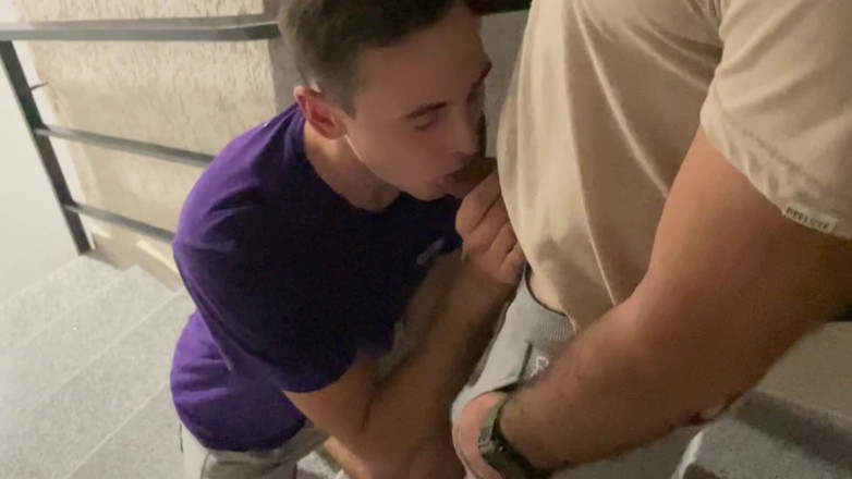 Nick Lewis: 계단에서 배고픈 창녀를 불고