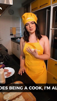 Clara Wellen, celebră influencer braziliană, a fost prinsă deschizând ușa goală pentru un curier motociclist