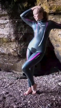 Traje de goma brillante provoca en cueva privada