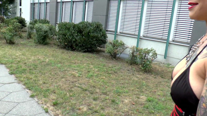 Italian Vintage Porn and MMV Clips: Geile getatoeëerde milf wordt geneukt in de auto en buitenshuis