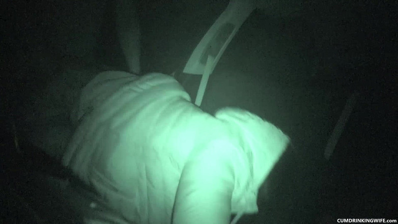 Cumdrinking Wife: Gangbang na parkovišti Natočený s noční kamerou