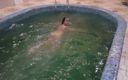 Sweet Buttocks: La ragazza salta nuda in piscina