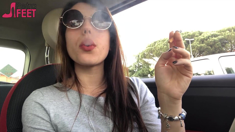 Smokin Fetish: Petra arabada sigara içiyor