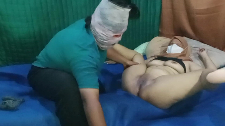 Babang endut: Трахаю и лижу киску милфы из Индонезии