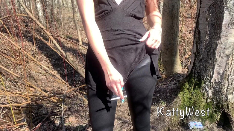 Katty West: Куріння на відкритому повітрі в парку