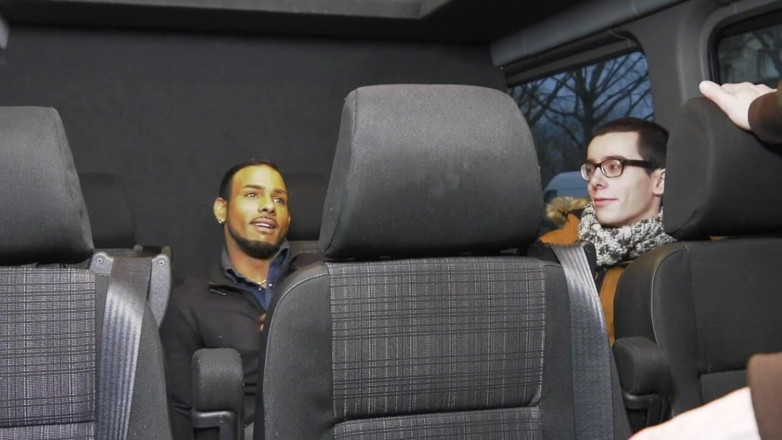 INTERRACIAL BAREBACK SEX: amazign gang bang v autobuse na silnici v Paříži 3