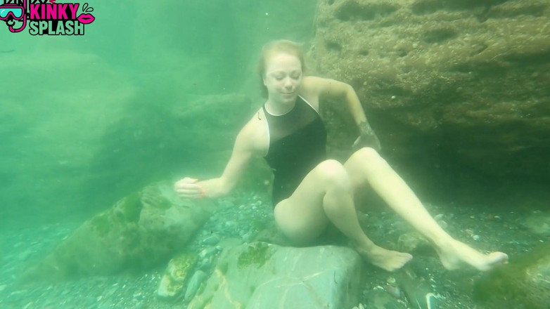 UKCuteGirl: Erotik sualtı mayo striptizi: denizde çıplakla azdırma