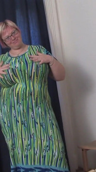 天然巨乳熟女丹妮莎在镜头前抚摸她的肥硕阴户