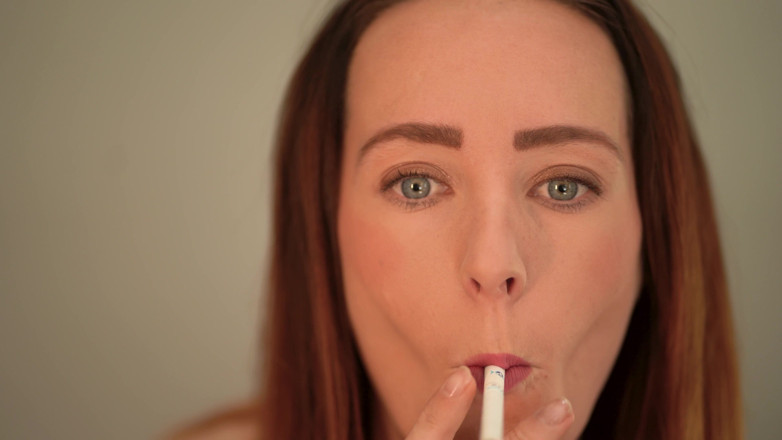Alicia Robertz: Fumer en gros plan - lèvre sexy et taquinage de fumée