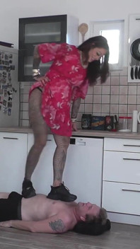 Der sklave unter herrin cleos stiefeln