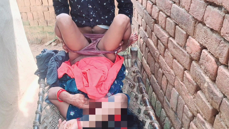 Trilokinath: भारतीय रंडी आउटडोर युवा प्रेमी द्वारा चूत चुदाई करवाती है