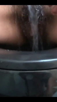 Ardientes 69 - 私の妻はおしっこをして彼女の毛むくじゃらの猫を洗って成熟します - Ardientes69