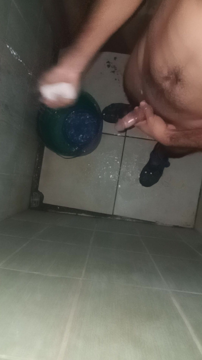 Cute boy jerks off: Băiatul se masturbează cu labă de mai mult de trei...