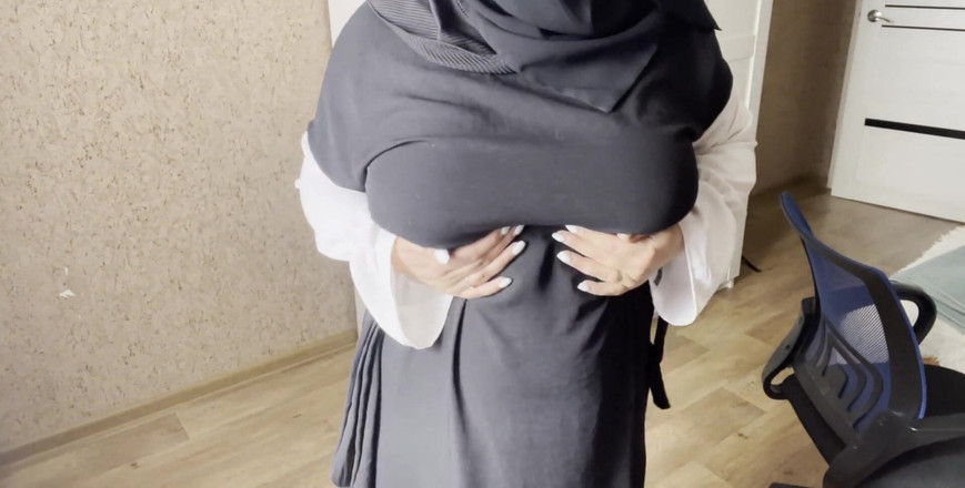 Lux Eva: 穆斯林女人穿着穆斯林头巾自慰