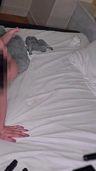 第二个晚上的热辣，因为忠诚的新娘在非法欲望下张开和颤抖