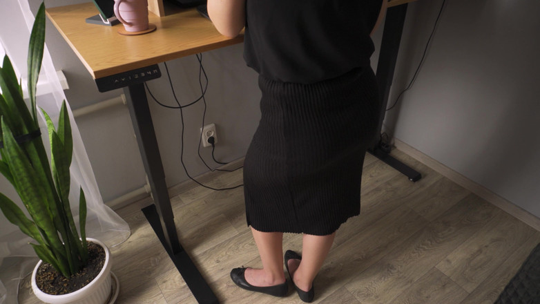 Teasecombo 4K: Sexy beine necken über dem knie, schlitzrock