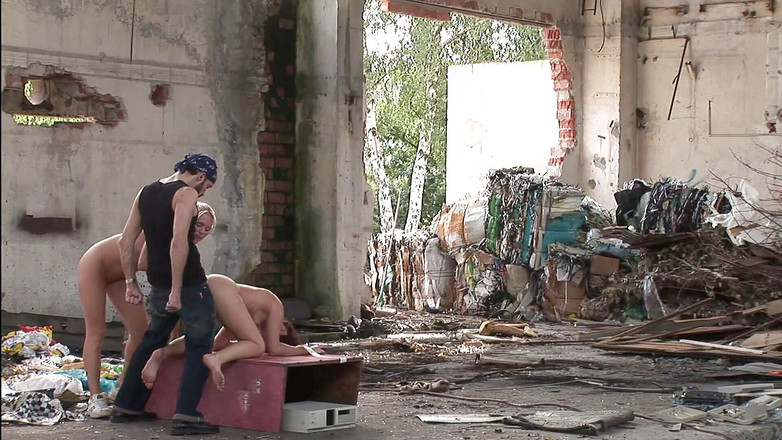 Hot Pornstars: Cewek seksi pirang dijemput untuk gangbang anal