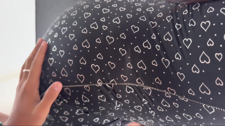 AlejandraGarciax: Большая горничная убирает мою квартиру и ест мой член