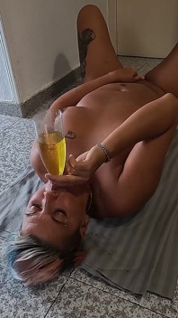 Esposa deitada de costas bebendo mijo e gozada através de um funil
