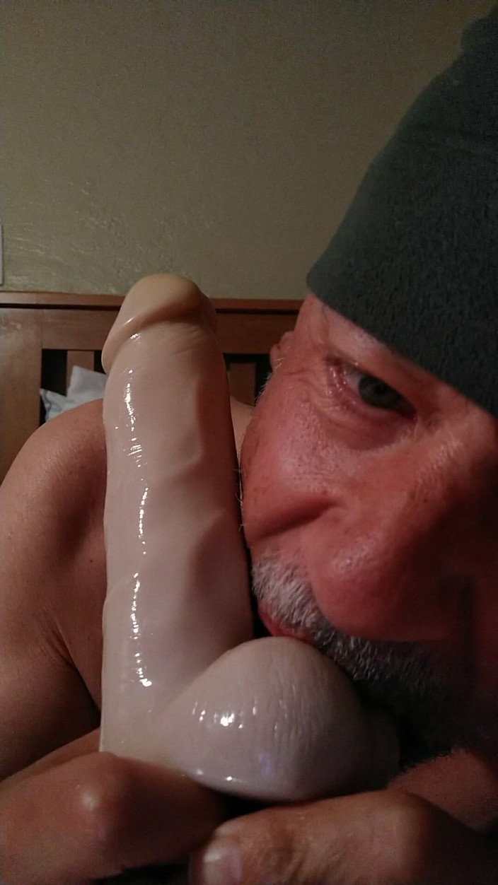 gaypornloverxxx: Gaypornloverxxx lagi asik muasin memeknya pakai dildo favoritnya