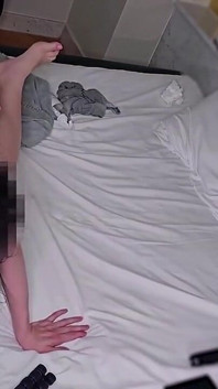 Sadık yeni gelin yasadışı arzu altında sert bir şekilde açılırken ve titrerken ikinci gece sıcağı