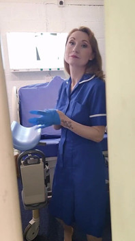 Freche Krankenschwester Erwischt Dich Beim Spähen Und Lädt Dich Ein, Sie Zu Ficken