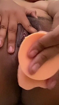 Šukám se sexuálními hračkami, protože to už nevydržím