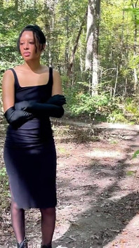 Ibu tiri memakai sarung tangan hitam panjang di taman