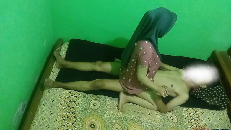 Famly sex: 一个戴穆斯林头巾的女孩被一个曾经被男人干的男人干