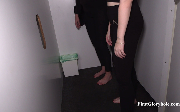 First Gloryhole: 18letá Wixen a zralá milf zrzka - Poslední muž večera