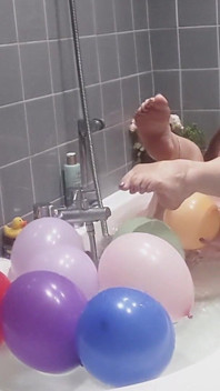Fare il bagno e giocare con i palloncini