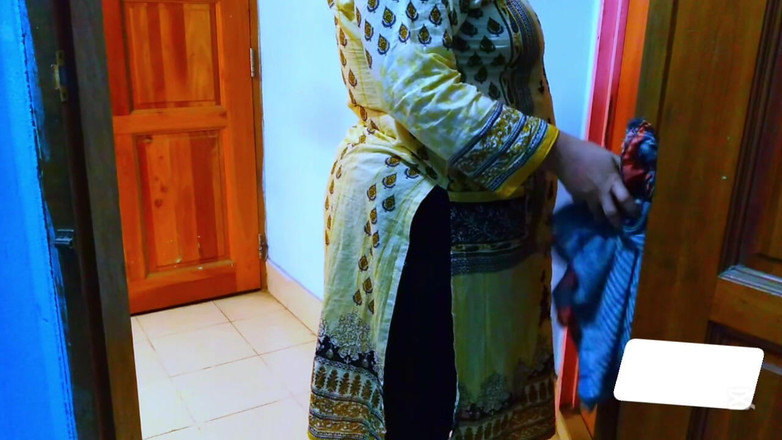 Aria Mia: インドのムスリムでホットなデシ系継母が、部屋を掃除しているときに継息子に犯されました