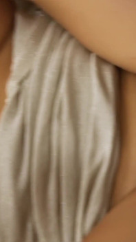 Güzel götlü tamamen doğal esmer orta yaşlı seksi kadın ateşli bir boşalma yağmuru için sikiliyor