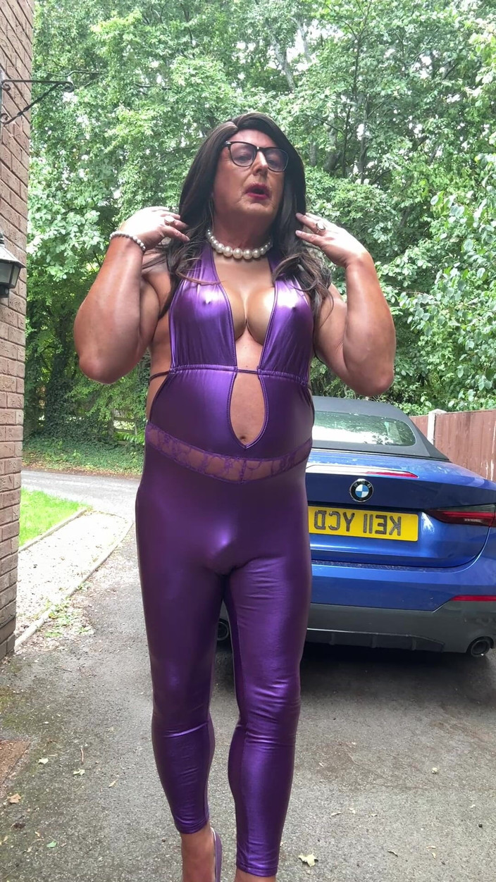 Kelly CD 2022: Sexy Crossdresser Kellycd2022 en catsuit de pvc púrpura y tacones