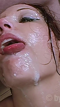 Perra de tacones altos en gang bang