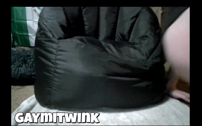 GayMITwink: Homo twink neukt zichzelf met een dildo